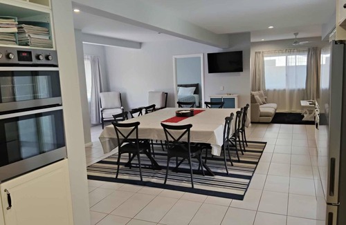 Deception Bay House | Carefree comfort home