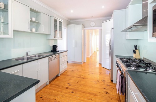 Glenelg South House | Casabā - Luxe 3-Bedroom Beach House (75m to the beach)