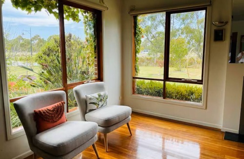 Keysborough House | Cascade Cottage: Spacious Family Retreat in Keysborough Garden Parking Sleeps 8