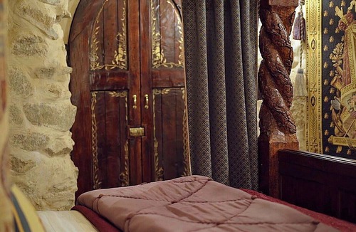 Crafers Bed & Breakfast | Castle Keep- Exceptionally Romantic Escape for 2 with open log fire.