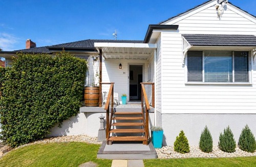 Adamstown Heights House | Central Bell, Slp`s 8, Refurbished Heart of Newca