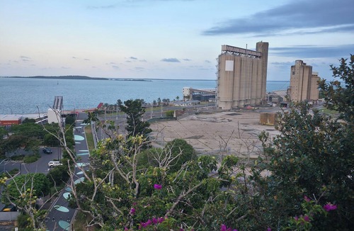 Gladstone House | ​Central Gem: 3BR & 2.5B Townhouse, Walk distance to Shops, Rail, Pool and Parks