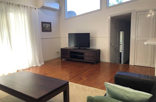 Walkervale House | Centrally located, pet friendly with a pool.