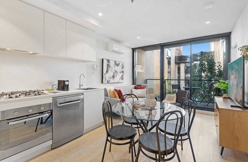 Collingwood Apartment | Charming 1-Bed Apartment with a Balcony