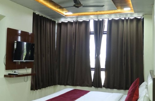 Rau Hotel | Charming 9-bedroom hotel with AC in Indore Fully Air Conditioned Budget Friendly