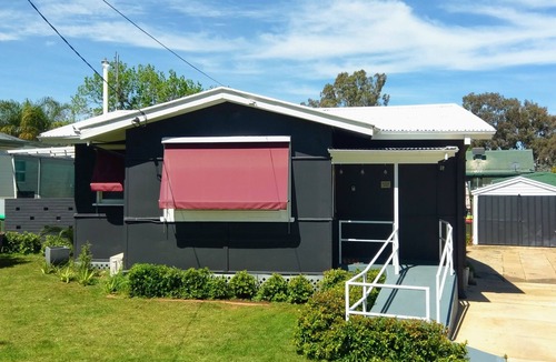 Mount Austin House | Charming "Castlereagh Cottage" with Free High Speed Wi-Fi
