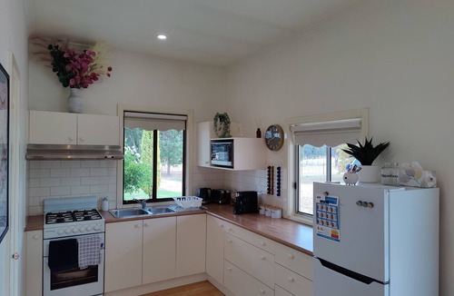 Glenrowan Cottage | Charming country cottage, peaceful stay, family-friendly retreat, Glenrowan
