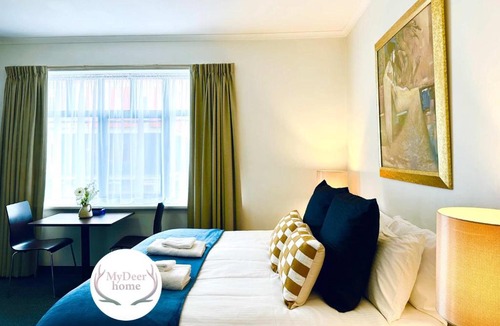 Adelaide Central Business District Hotel | Charming Studio - Adelaide CBD - WiFi - King bed