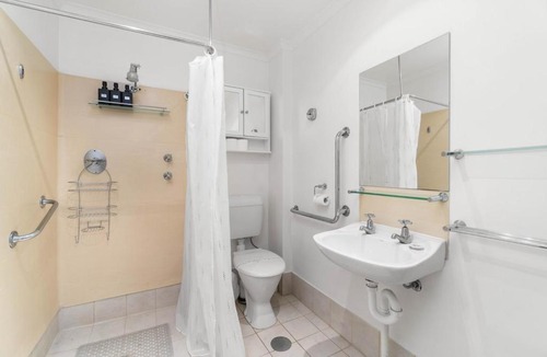 Adelaide Central Business District Hotel | Charming Studio - Adelaide CBD - WiFi - King bed
