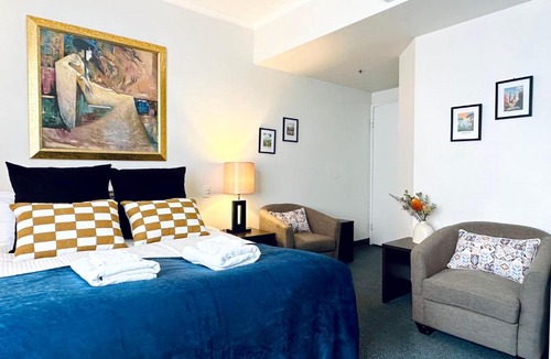 Adelaide Central Business District Hotel | Charming Studio - Adelaide CBD - WiFi - King bed