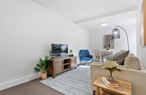 South Yarra Apartment | Chic 1-Bed Apartment Steps From Shopping Street