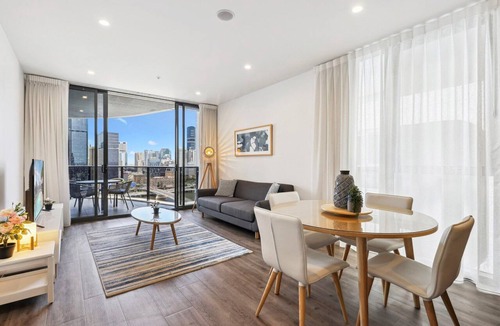 South Brisbane Apartment | Chic 2-Bed with Rooftop Pool Overlooking the City