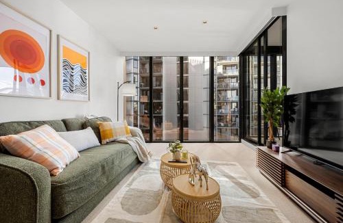 Docklands Apartment | Chic 2B Apt with CarPark and Pool Near Marvel