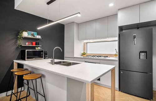 Carnegie Apartment | Chic Home with BBQ & Outdoor Dining