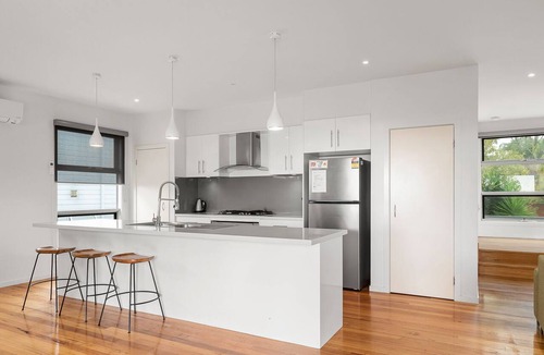 Cowes House | Church St close to Red Rocks beach, large spacious home with 2 living areas