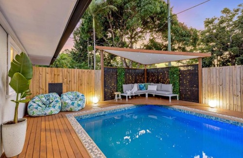 Manunda House | City Haven—Coastal Retreat with Pool & Backyard