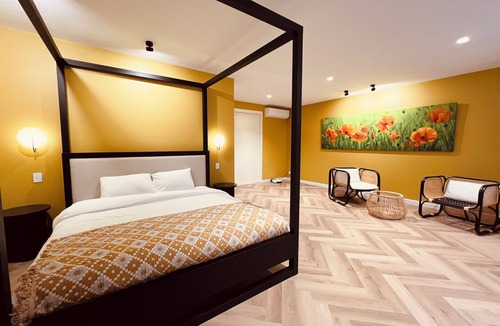 Bangholme Apartment | Close to It All, Away from It All - Entire guesthouse in Bangholme, Australia