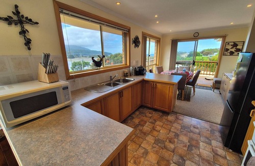 Eaglehawk Neck House | Coastal getaway in an unbeatable location steps from the region's top surf beach