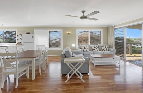 Batehaven Apartment | Coastal Upper-Level Home with Pool Access