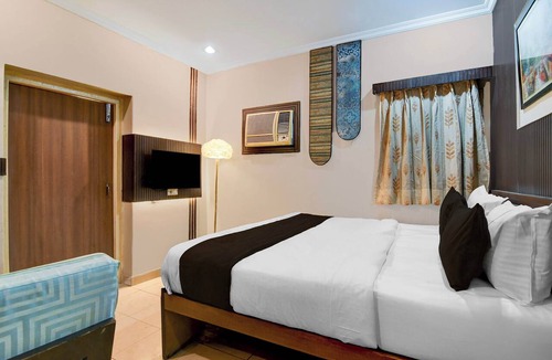 Kalighat Hotel | Collection O Lake Mall Kalighat