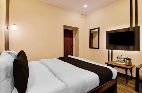 Kalighat Hotel | Collection O Lake Mall Kalighat