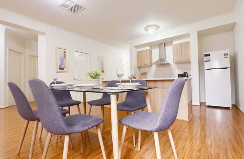 Craigieburn House | Comfy home/Airport/Shopping/Playground Nearby/Evaporative Cooler