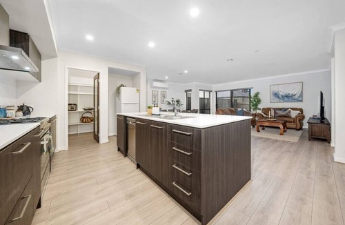 Mickleham House | Comfy Premium 4BR Near Airport, Cafes & Amenities