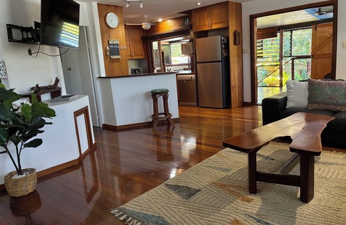 Whitfield Apartment | CONDO with plenty of space and very tropical.Sleeps six people.