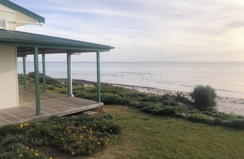 Moorowie House | Cordelia and the Gull. Perfect, right on the beach, no road between you and sea.