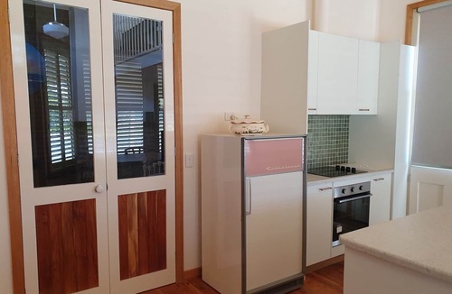 Holbrook House | COSY ACCOMMODATION located in the main street CENTRAL to shops and CAFES