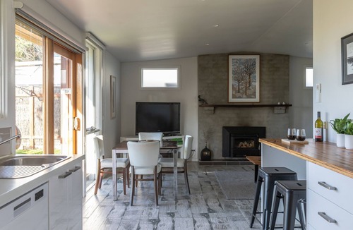 Sandy Point Cabin | Cosy Beach cabin