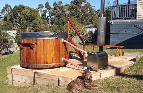 Verona Sands Cottage | Cosy beach cottage at Verona Sands, hot tub/island views & dog-friendly beach