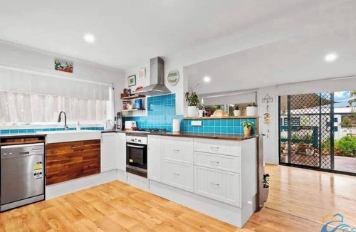 Golden Beach House | Cosy beach cottage! 800m to Golden beach, perfect for couples or families