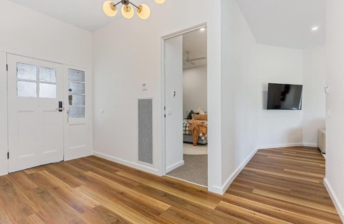 Bendigo House | COSY RETREAT ON FOREST - Offering 3 Comfortable Bedrooms - Sleeps Up to 6 - Please Note - If Booking for 5 or more guests all 3 rooms will be required