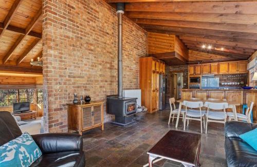Margate House | Country-style Stunner - Bushland Peace & Privacy