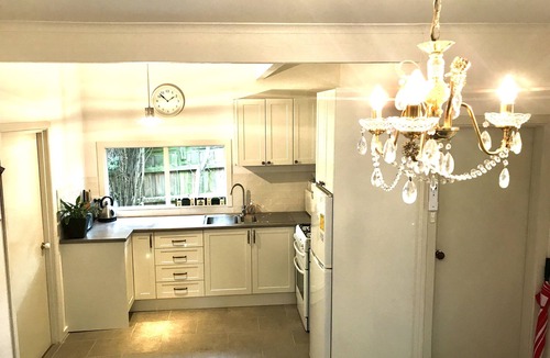 Healesville House | Courtyard Cottage - Vintage Beauty, Walk To Town. Pet-friendly. Garden & deck.