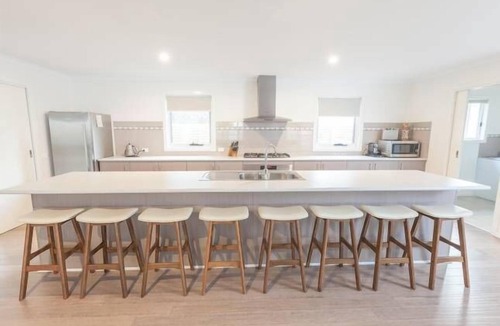 Cowes House | COWES BOAT RAMP FAMILY BEACH RETREAT (SLEEPS 20)