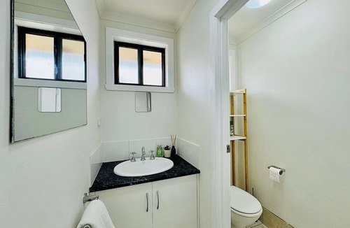 East Albury Apartment | Cozy 2BR Retreat, 3-Minute Drive to Albury Airport