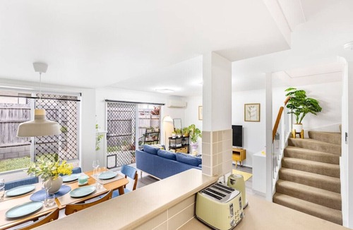 Underwood House | Cozy 3B2B Townhouse w/Parking/Backyard/Malls/Parks