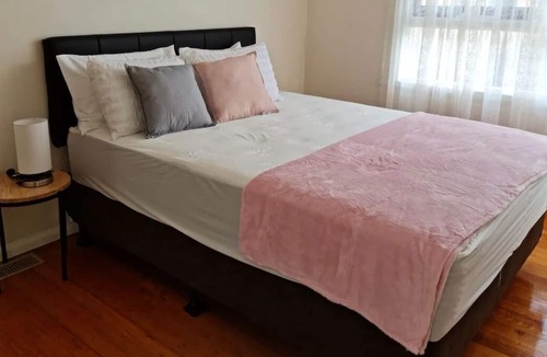 Noble Park House | Cozy and cheerful 4 bedroom house close to shopping and park