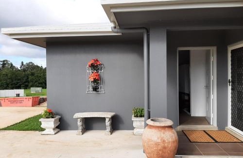 Atherton House | Cozy Room with Separate Entrance and Ensuit Bathroom