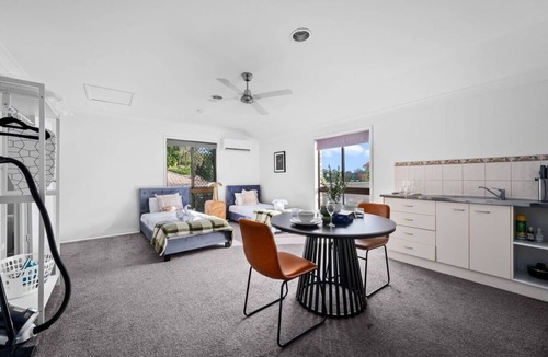 Loganlea House | Cozy Self-Contained |Hospital, Train & Shop Nearby