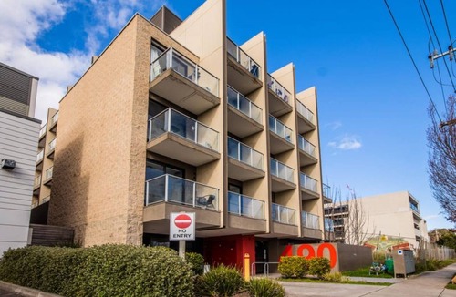 Box Hill Apartment | Cozy Studio w/Kitchen | Steps to Rail & Dining