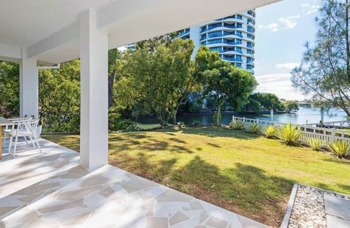 Biggera Waters House | Creekside Manor - Spacious | Nature & Serenity