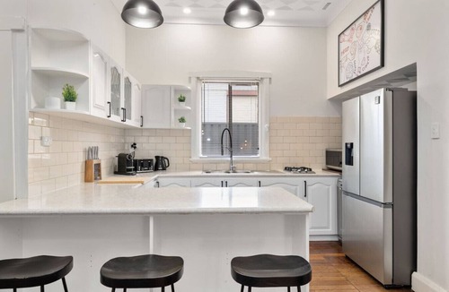 Lathlain House | Crown & Optus Just Steps Away-King beds & large TVs in every bedroom!