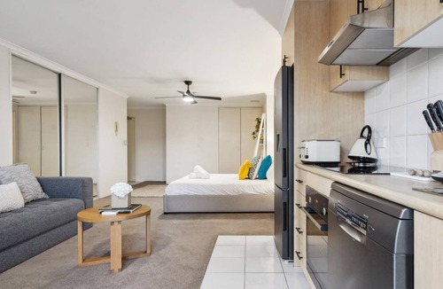 Crows Nest Apartment | Crows Nest Studio | Balcony, Bath & City Access