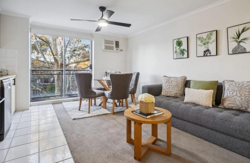 Crows Nest Apartment | Crows Nest Studio - Balcony, Bath & City Access