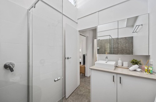 Alexandra Headland Apartment | Cute & Compact, pet friendly apartment easy access to Alex or Mooloolaba beaches