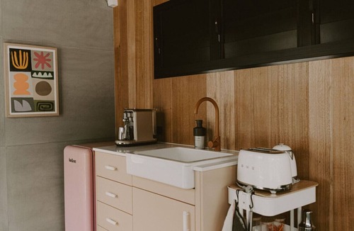 Palmwoods Apartment | Cute, Cozy Container + Outdoor Bath near Montville