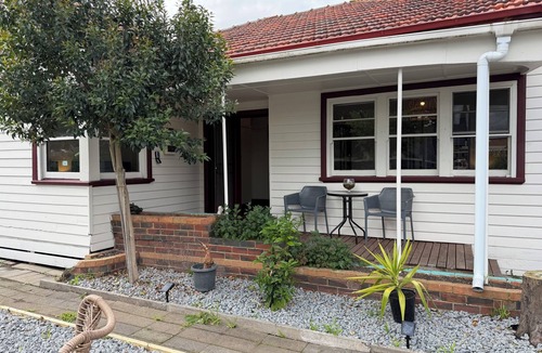 Maidstone House | D143 Ballarat Sunny Desert Retreat 4 bedrooms sleeps 13